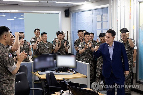윤석열 대통령이 여름휴가 마지막 날인 9일 충남 계룡대 전투통제실을 방문해 근무자들을 격려하고 있다.   [대통령실 제공]